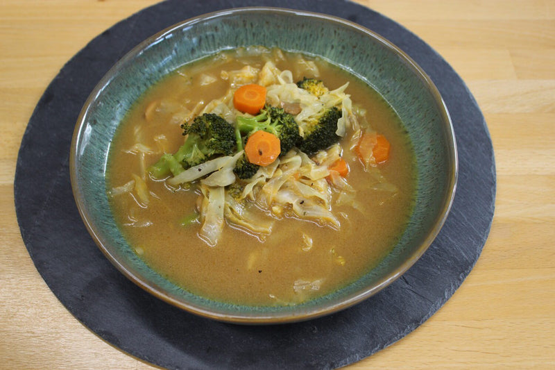 Thai-Kokos-Suppe mit Gemüse